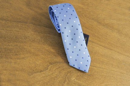Cravatta a pois fondo celeste mod. 110