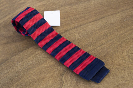 Cravatta in maglina a righe fondo rosso/blu mod. 307
