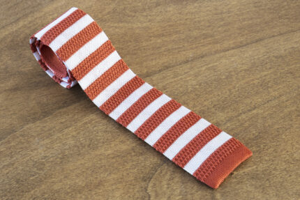 Cravatta in maglina a righe fondo arancione/bianco mod. 311