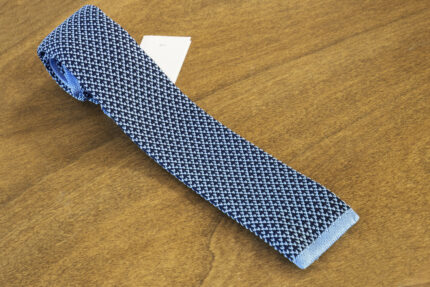 Cravatta in maglina fantasia fondo azzurro mod. 313