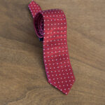 Cravatta a pois fondo rosso mod. 084
