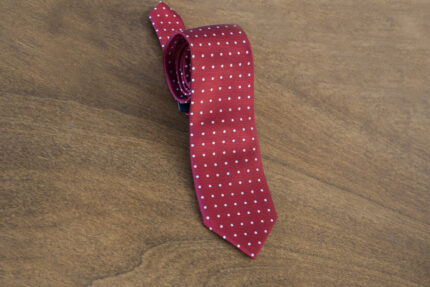 Cravatta a pois fondo rosso mod. 084